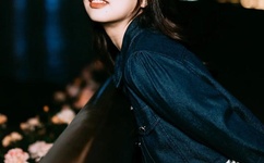 坐在老师的紫根上写作业